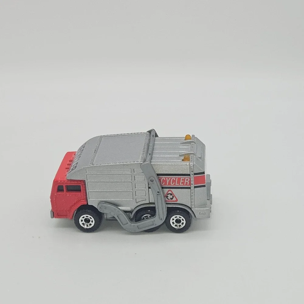 Matchbox Garbage Truck Lights/ Sound 1:64 Silver Red 1998 Recycler Die-cast Toy